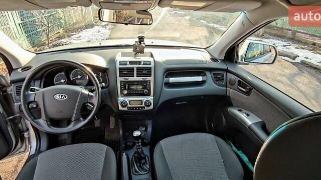Серый Киа Sportage, объемом двигателя 2 л и пробегом 200 тыс. км за 8500 $, фото 5 на Automoto.ua