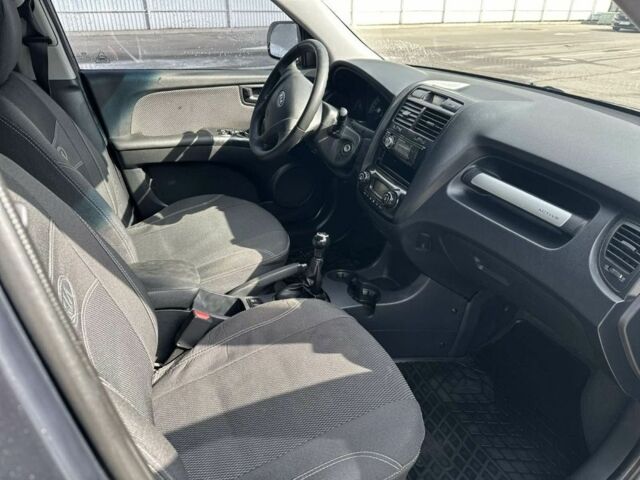 Серый Киа Sportage, объемом двигателя 2 л и пробегом 250 тыс. км за 7500 $, фото 6 на Automoto.ua