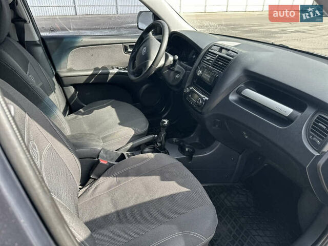 Серый Киа Sportage, объемом двигателя 2 л и пробегом 250 тыс. км за 7500 $, фото 8 на Automoto.ua