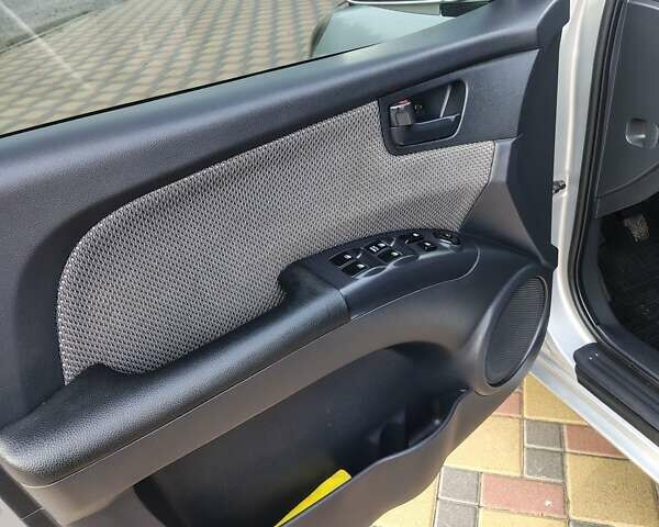 Серый Киа Sportage, объемом двигателя 2 л и пробегом 156 тыс. км за 8400 $, фото 5 на Automoto.ua