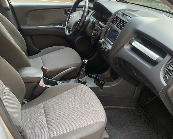Серый Киа Sportage, объемом двигателя 2 л и пробегом 219 тыс. км за 7800 $, фото 4 на Automoto.ua