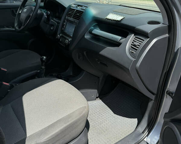 Серый Киа Sportage, объемом двигателя 1.98 л и пробегом 269 тыс. км за 8000 $, фото 16 на Automoto.ua