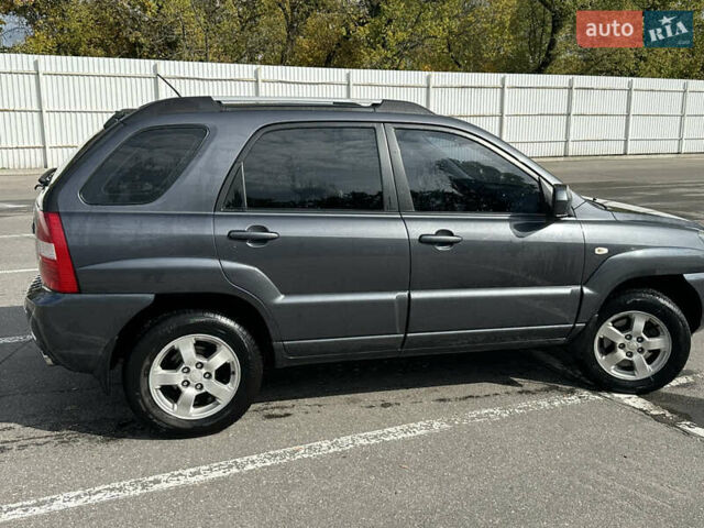 Серый Киа Sportage, объемом двигателя 2 л и пробегом 250 тыс. км за 7500 $, фото 7 на Automoto.ua