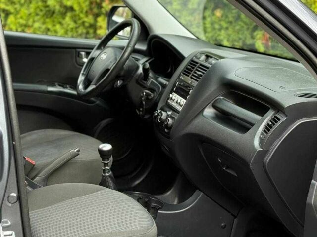 Сірий Кіа Sportage, об'ємом двигуна 2 л та пробігом 178 тис. км за 4600 $, фото 9 на Automoto.ua