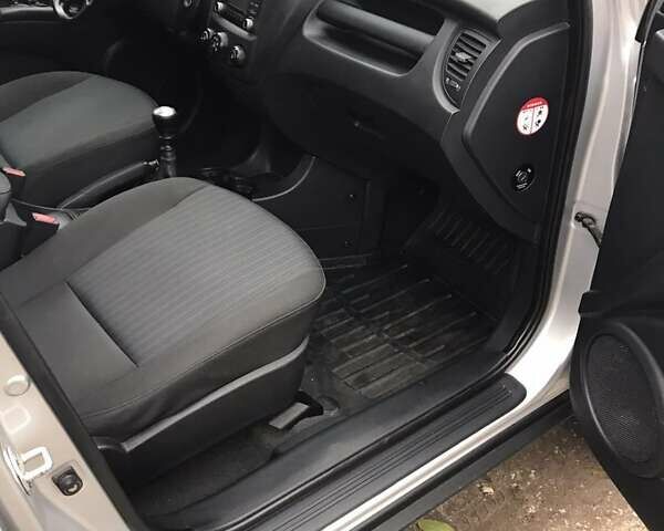 Сірий Кіа Sportage, об'ємом двигуна 2 л та пробігом 180 тис. км за 8890 $, фото 6 на Automoto.ua