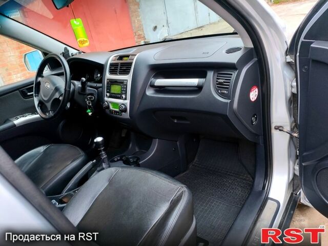 Серый Киа Sportage, объемом двигателя 2 л и пробегом 250 тыс. км за 8250 $, фото 9 на Automoto.ua