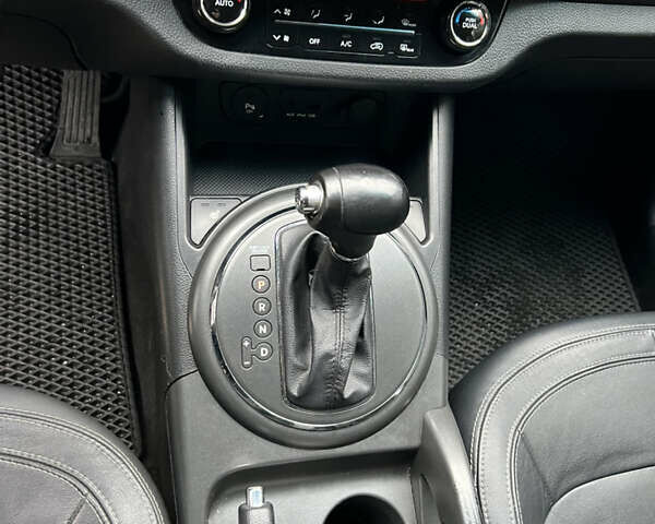 Сірий Кіа Sportage, об'ємом двигуна 2 л та пробігом 135 тис. км за 12499 $, фото 26 на Automoto.ua