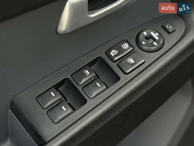 Серый Киа Sportage, объемом двигателя 2 л и пробегом 235 тыс. км за 12500 $, фото 14 на Automoto.ua