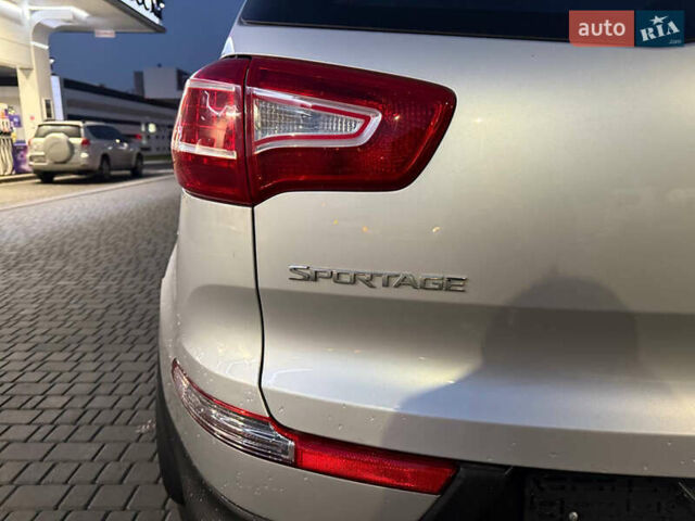 Серый Киа Sportage, объемом двигателя 2 л и пробегом 177 тыс. км за 13000 $, фото 13 на Automoto.ua