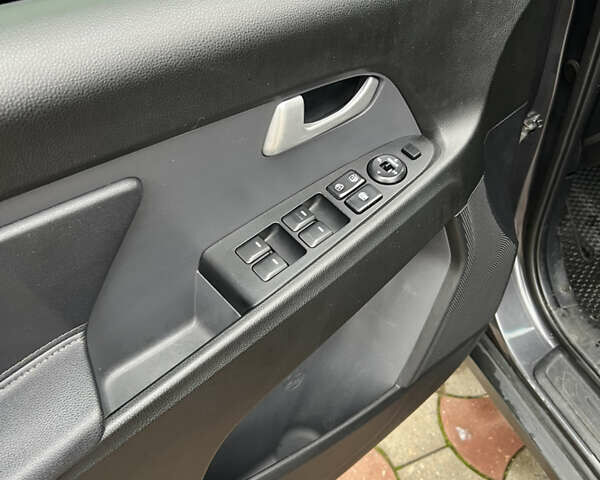 Сірий Кіа Sportage, об'ємом двигуна 2 л та пробігом 135 тис. км за 12499 $, фото 28 на Automoto.ua
