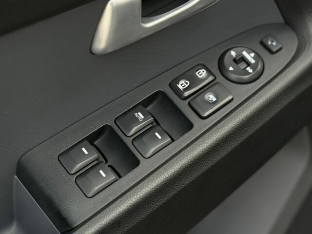 Серый Киа Sportage, объемом двигателя 2 л и пробегом 230 тыс. км за 12500 $, фото 17 на Automoto.ua