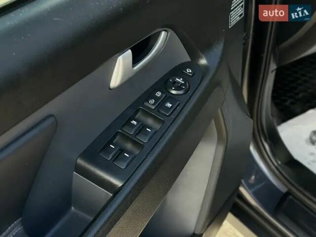 Серый Киа Sportage, объемом двигателя 2 л и пробегом 240 тыс. км за 13500 $, фото 12 на Automoto.ua