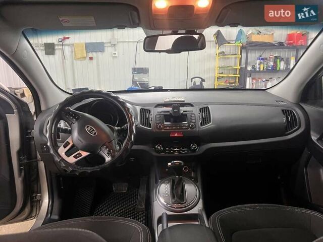 Серый Киа Sportage, объемом двигателя 2 л и пробегом 191 тыс. км за 10000 $, фото 4 на Automoto.ua