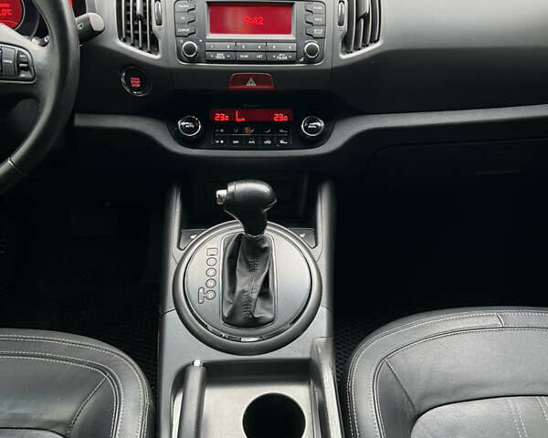 Сірий Кіа Sportage, об'ємом двигуна 2 л та пробігом 135 тис. км за 12499 $, фото 22 на Automoto.ua