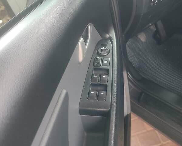 Серый Киа Sportage, объемом двигателя 2 л и пробегом 214 тыс. км за 12000 $, фото 2 на Automoto.ua