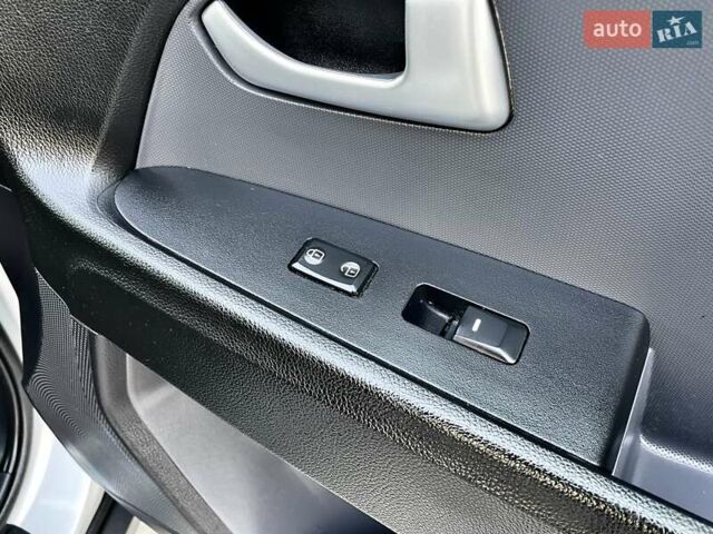 Серый Киа Sportage, объемом двигателя 2 л и пробегом 246 тыс. км за 12999 $, фото 62 на Automoto.ua