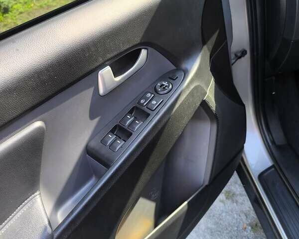 Серый Киа Sportage, объемом двигателя 2 л и пробегом 205 тыс. км за 12200 $, фото 4 на Automoto.ua