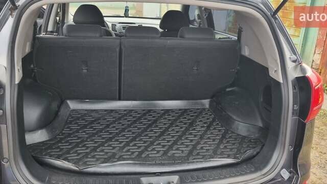 Серый Киа Sportage, объемом двигателя 1.7 л и пробегом 300 тыс. км за 11900 $, фото 5 на Automoto.ua