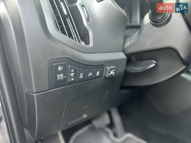 Сірий Кіа Sportage, об'ємом двигуна 2 л та пробігом 185 тис. км за 13399 $, фото 29 на Automoto.ua