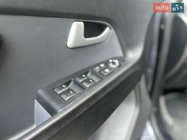 Сірий Кіа Sportage, об'ємом двигуна 2 л та пробігом 185 тис. км за 13399 $, фото 31 на Automoto.ua