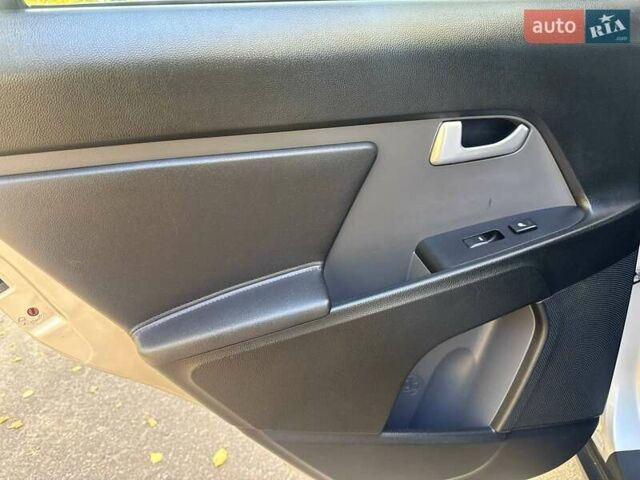 Сірий Кіа Sportage, об'ємом двигуна 2 л та пробігом 142 тис. км за 11450 $, фото 31 на Automoto.ua