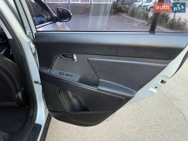 Сірий Кіа Sportage, об'ємом двигуна 2 л та пробігом 186 тис. км за 13500 $, фото 16 на Automoto.ua