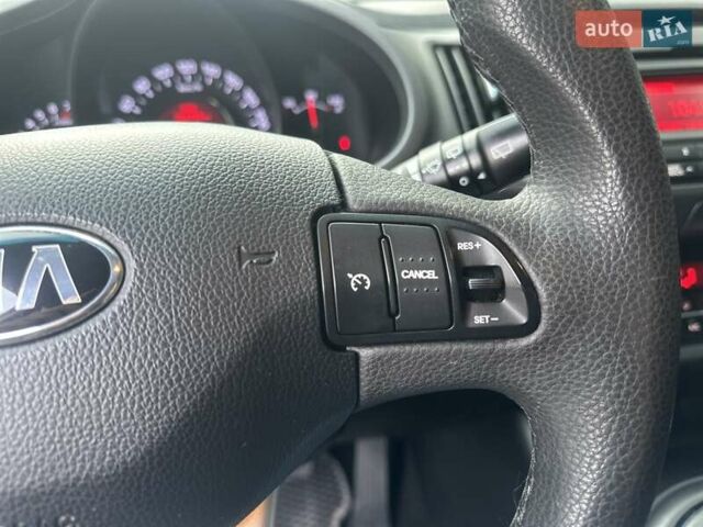 Сірий Кіа Sportage, об'ємом двигуна 2 л та пробігом 185 тис. км за 13399 $, фото 32 на Automoto.ua