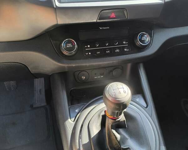 Серый Киа Sportage, объемом двигателя 2 л и пробегом 205 тыс. км за 12200 $, фото 2 на Automoto.ua