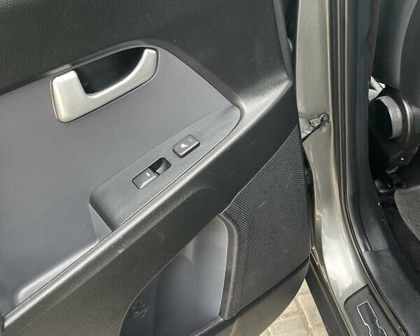 Сірий Кіа Sportage, об'ємом двигуна 1.7 л та пробігом 159 тис. км за 12950 $, фото 29 на Automoto.ua