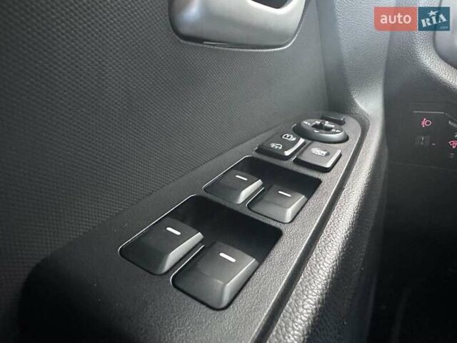 Сірий Кіа Sportage, об'ємом двигуна 2 л та пробігом 185 тис. км за 13399 $, фото 48 на Automoto.ua