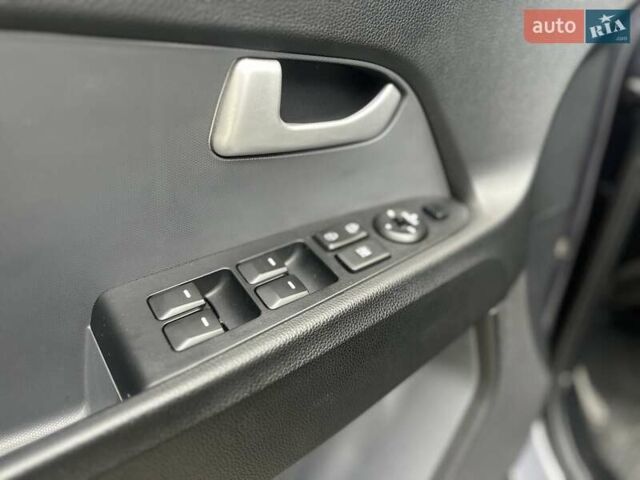 Сірий Кіа Sportage, об'ємом двигуна 2 л та пробігом 185 тис. км за 13399 $, фото 76 на Automoto.ua