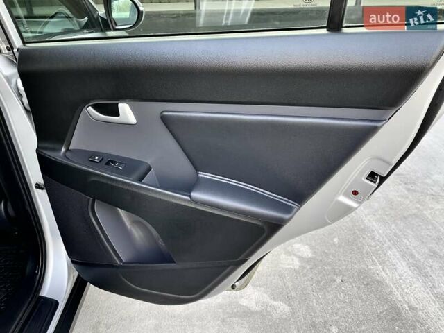 Серый Киа Sportage, объемом двигателя 2 л и пробегом 246 тыс. км за 12999 $, фото 74 на Automoto.ua