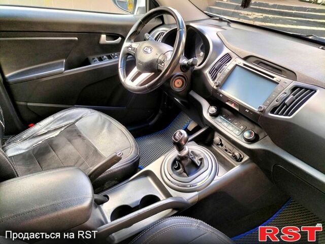 Киа Sportage 2013 в Херсоне на Automoto.ua Серый Киа Sportage, объемом двигателя 1.7 л и пробегом 97 тыс. км за 15000 $, фото 10 на Automoto.ua