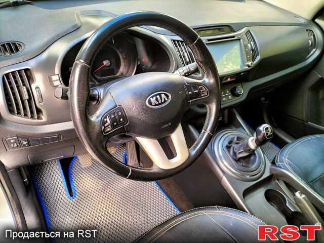 Киа Sportage 2013 в Херсоне на Automoto.ua Серый Киа Sportage, объемом двигателя 1.7 л и пробегом 97 тыс. км за 15000 $, фото 9 на Automoto.ua