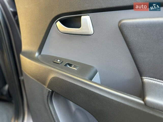 Серый Киа Sportage, объемом двигателя 2 л и пробегом 197 тыс. км за 14599 $, фото 163 на Automoto.ua