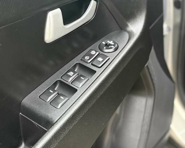 Серый Киа Sportage, объемом двигателя 1.6 л и пробегом 110 тыс. км за 11999 $, фото 29 на Automoto.ua