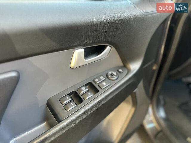 Серый Киа Sportage, объемом двигателя 2 л и пробегом 197 тыс. км за 14599 $, фото 142 на Automoto.ua