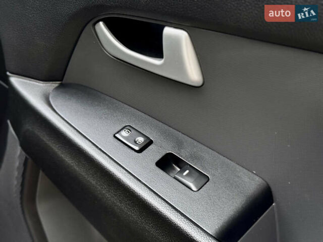 Серый Киа Sportage, объемом двигателя 2 л и пробегом 266 тыс. км за 15600 $, фото 47 на Automoto.ua