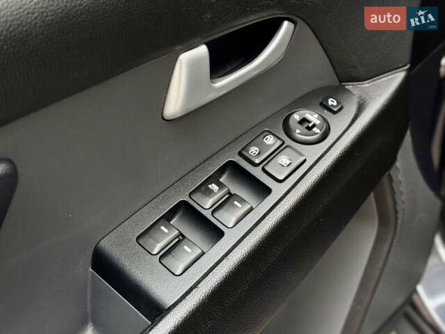 Серый Киа Sportage, объемом двигателя 2 л и пробегом 266 тыс. км за 15600 $, фото 33 на Automoto.ua