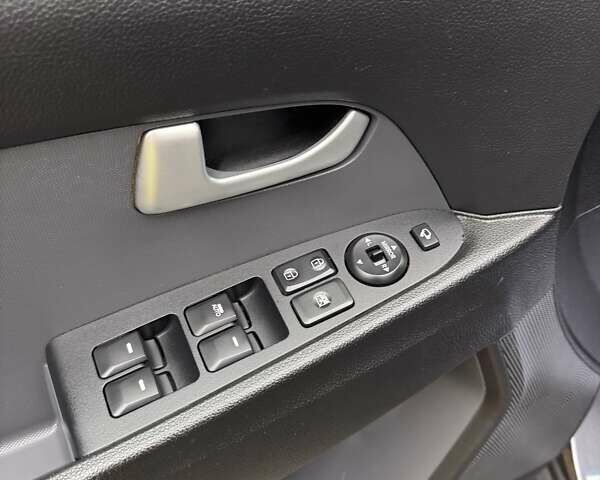 Серый Киа Sportage, объемом двигателя 2 л и пробегом 157 тыс. км за 17200 $, фото 24 на Automoto.ua