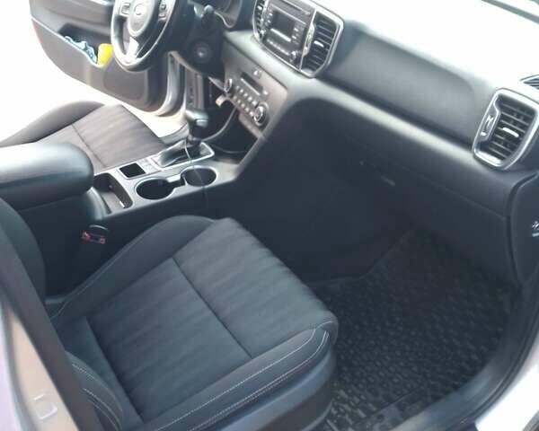 Киа Sportage 2017 в Николаеве на Automoto.ua Серый Киа Sportage, объемом двигателя 2 л и пробегом 135 тыс. км за 18500 $, фото 4 на Automoto.ua