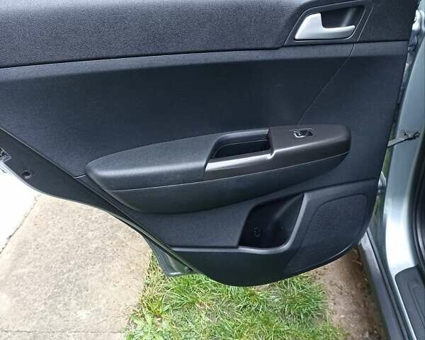 Сірий Кіа Sportage, об'ємом двигуна 1.59 л та пробігом 68 тис. км за 16900 $, фото 11 на Automoto.ua