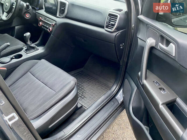 Сірий Кіа Sportage, об'ємом двигуна 1.59 л та пробігом 71 тис. км за 15999 $, фото 34 на Automoto.ua