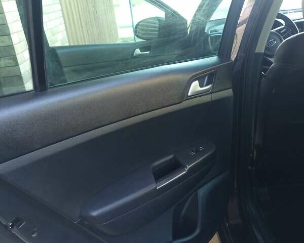 Серый Киа Sportage, объемом двигателя 1.6 л и пробегом 130 тыс. км за 18500 $, фото 5 на Automoto.ua