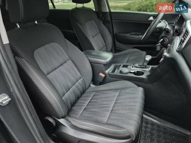 Сірий Кіа Sportage, об'ємом двигуна 1.59 л та пробігом 53 тис. км за 18900 $, фото 16 на Automoto.ua