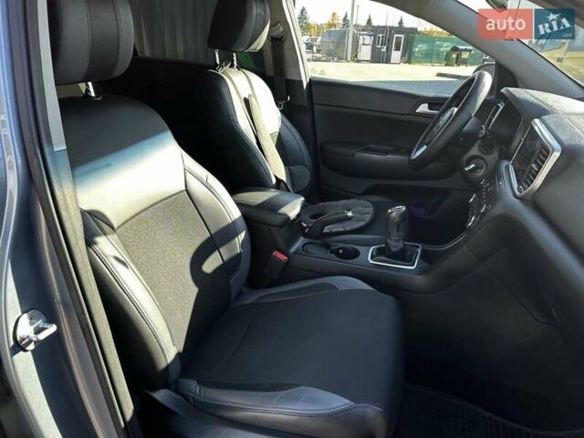 Сірий Кіа Sportage, об'ємом двигуна 1.59 л та пробігом 53 тис. км за 17999 $, фото 29 на Automoto.ua