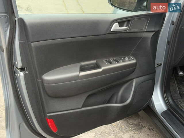 Сірий Кіа Sportage, об'ємом двигуна 1.59 л та пробігом 33 тис. км за 19999 $, фото 18 на Automoto.ua