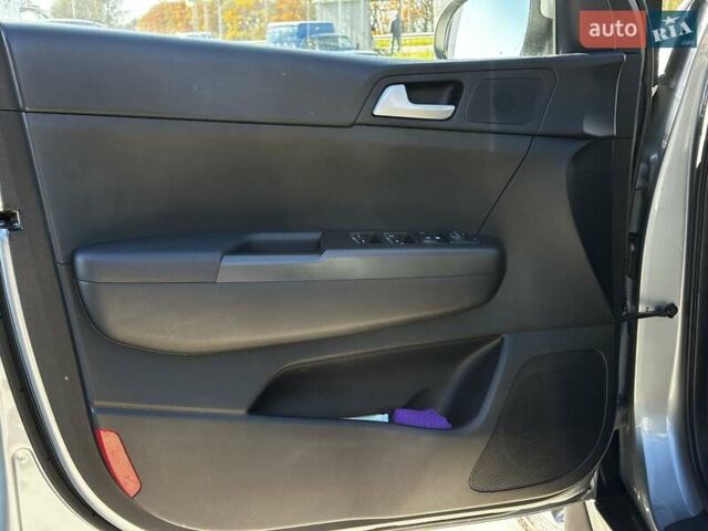 Сірий Кіа Sportage, об'ємом двигуна 1.59 л та пробігом 53 тис. км за 17999 $, фото 14 на Automoto.ua