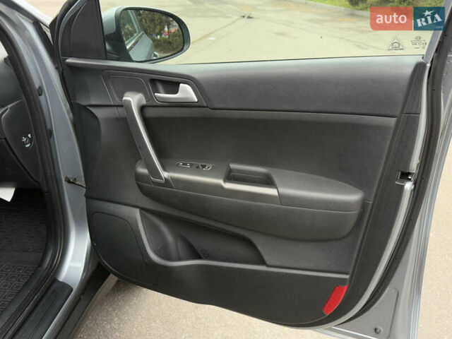 Сірий Кіа Sportage, об'ємом двигуна 1.59 л та пробігом 33 тис. км за 19999 $, фото 24 на Automoto.ua