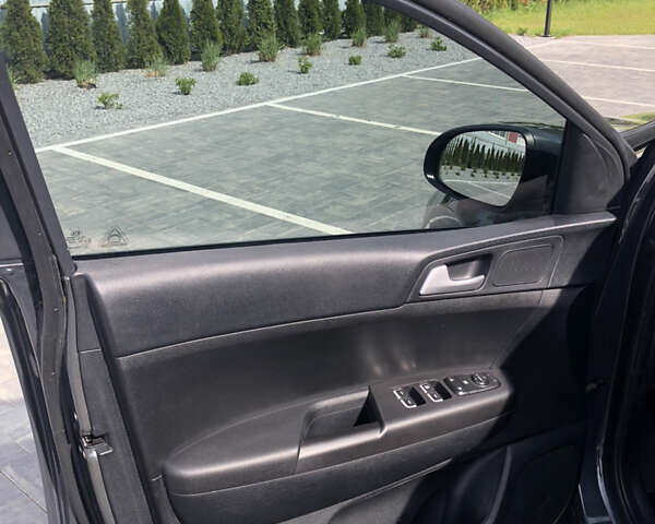 Сірий Кіа Sportage, об'ємом двигуна 1.59 л та пробігом 105 тис. км за 16700 $, фото 9 на Automoto.ua